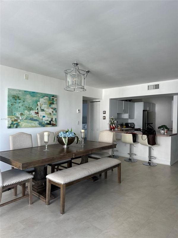 3675 N Country Club Dr in Aventura, FL - Building Photo - Building Photo