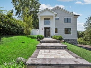2 Arthur Pl in Woodbury, NY - Building Photo - Building Photo