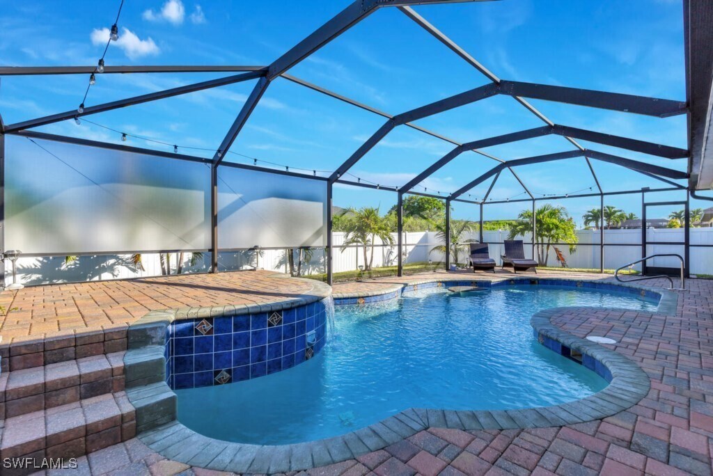 2217 SW 4th Ave in Cape Coral, FL - Foto de edificio