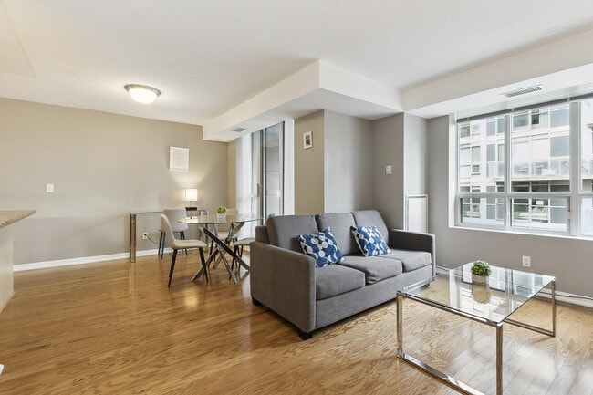 1104-140 Simcoe St in Toronto, ON - Building Photo - Building Photo