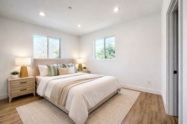 3918 Brighton Ave in Los Angeles, CA - Foto de edificio - Building Photo