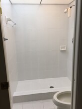 805 NE 199th St in Miami, FL - Building Photo - Building Photo