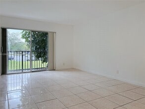 8550 N Sherman Cir in Miramar, FL - Building Photo - Building Photo
