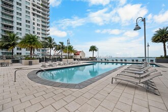 1155 Brickell Bay Dr, Unit 1405 in Miami, FL - Foto de edificio - Building Photo