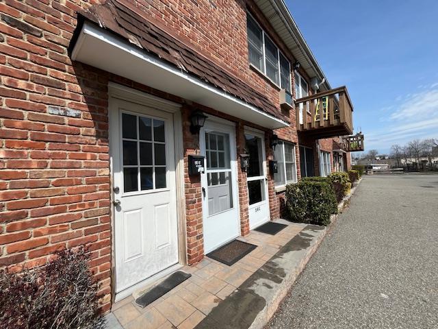 54 Sintsink Dr E in Port Washington, NY - Building Photo