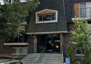 3855 N Parkway Dr, Unit 3A in Northbrook, IL - Building Photo - Building Photo