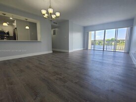 8895 Fontainebleau Blvd in Miami, FL - Building Photo