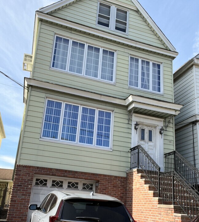 120 W 45th St, Unit 1 in Bayonne, NJ - Building Photo