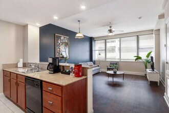 925 Common St in New Orleans, LA - Building Photo - Building Photo