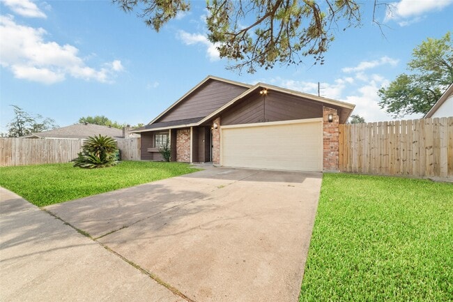 5711 Longforest Dr in Houston, TX - Building Photo - Building Photo