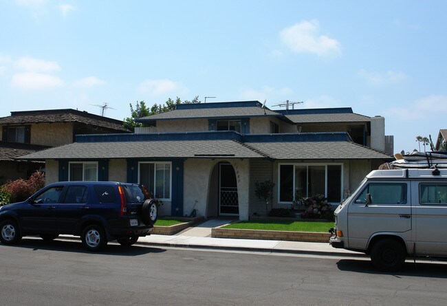 17081 Evergreen Cir in Huntington Beach, CA - Building Photo - Building Photo