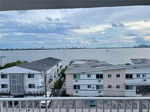 1801 S Treasure Dr in North Bay Village, FL - Building Photo - Building Photo