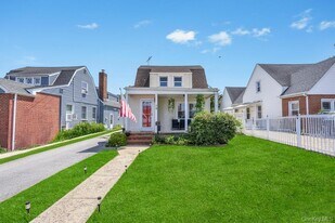 10 Dorothy Ct in Merrick, NY - Building Photo