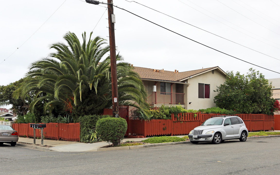 1346 Dubuque St in Oceanside, CA - Foto de edificio