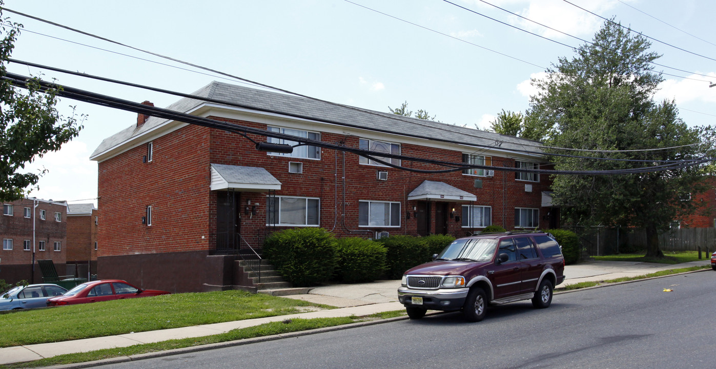 Lake Shore Club Apartments in Camden, NJ - Building Photo