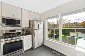136 Foxbridge Village Rd in Branford, CT - Building Photo - Building Photo