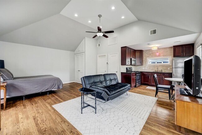 1621 Columbia St photo'