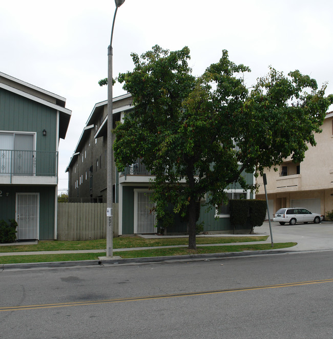 7892 Holt Ave in Huntington Beach, CA - Foto de edificio - Building Photo