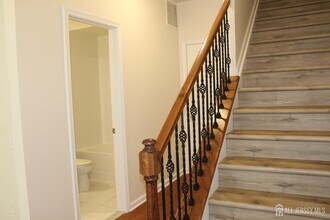 6 Bond St in North Brunswick, NJ - Foto de edificio - Building Photo