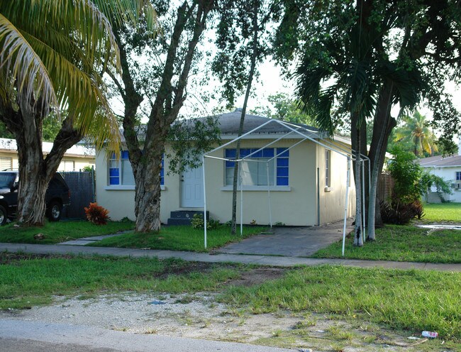 13795 Highlands Dr in Miami, FL - Building Photo - Building Photo