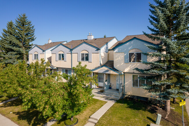 Las Americas Villas in Calgary, AB - Building Photo - Building Photo