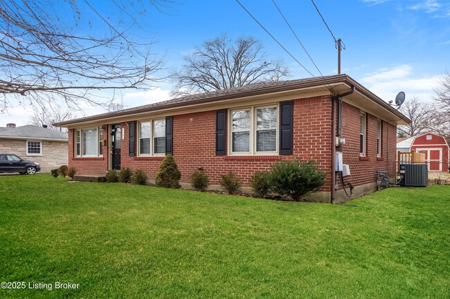 7706 Poinsettia Dr in Louisville, KY - Building Photo - Building Photo