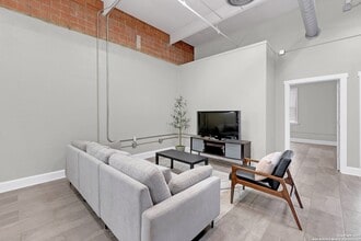 3363 E Commerce St, Unit 8042 in San Antonio, TX - Building Photo - Building Photo