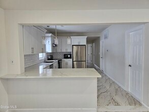 489 Grooms Rd in Clifton Park, NY - Building Photo - Building Photo