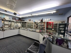 31-32 Ditmars Blvd in Astoria, NY - Building Photo - Interior Photo