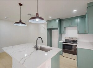 2825 S Montreal Ave in Dallas, TX - Building Photo - Building Photo