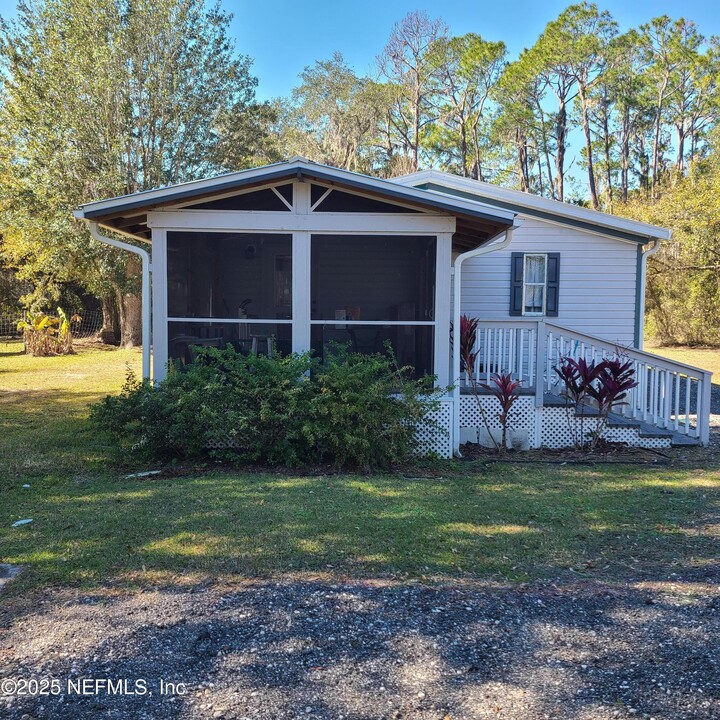 107 Lake Shore Ln in Crescent City, FL - Building Photo