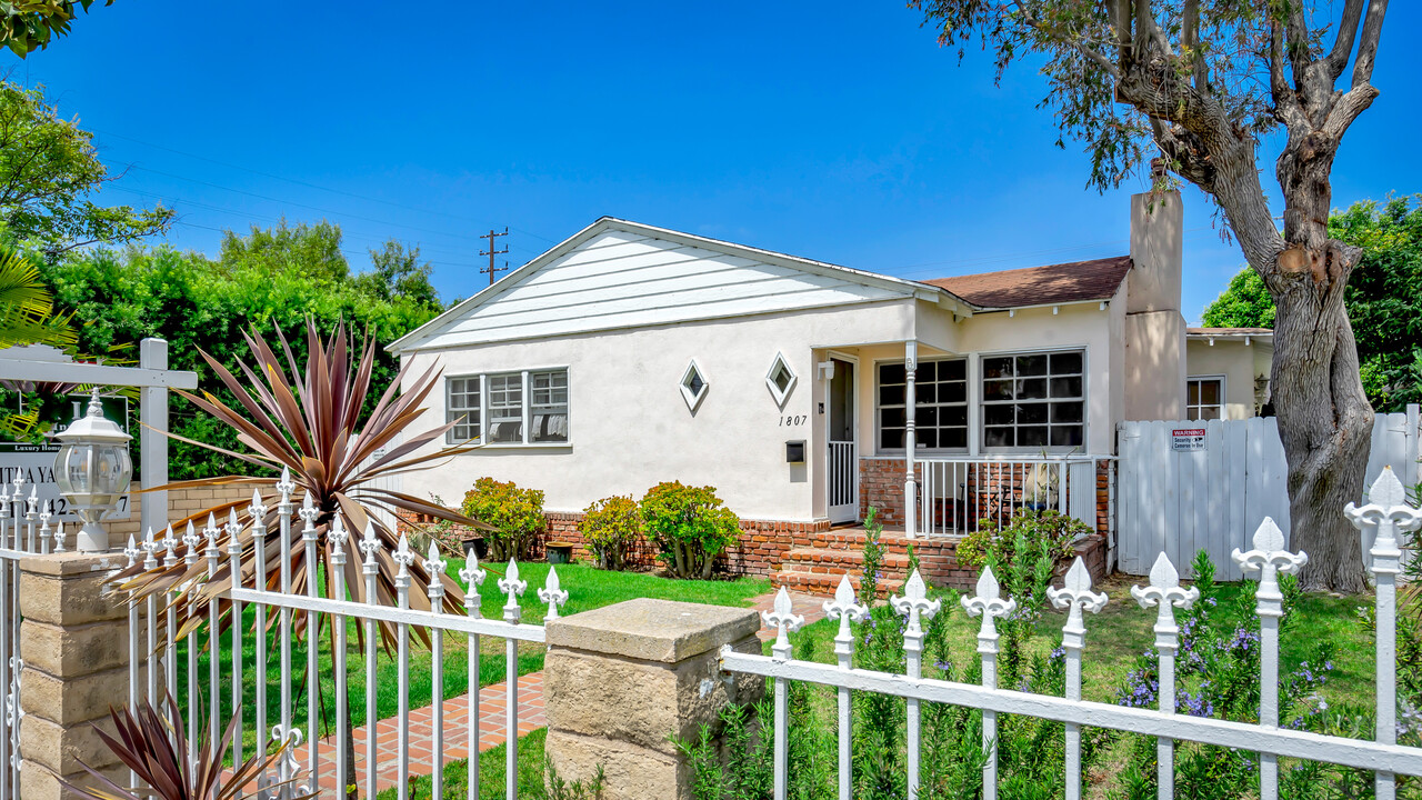 1807 Pier Ave in Santa Monica, CA - Building Photo