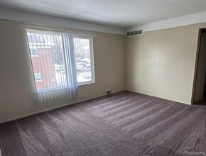 16481 E 10 Mile Rd, Unit 10 in Eastpointe, MI - Foto de edificio - Building Photo