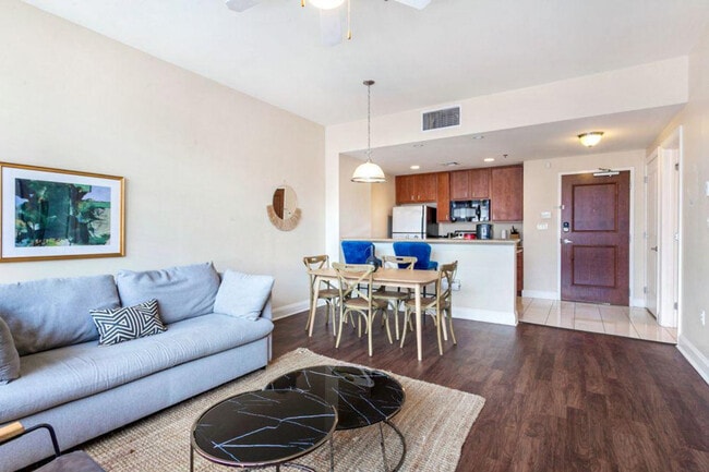 925 Common St in New Orleans, LA - Building Photo - Building Photo