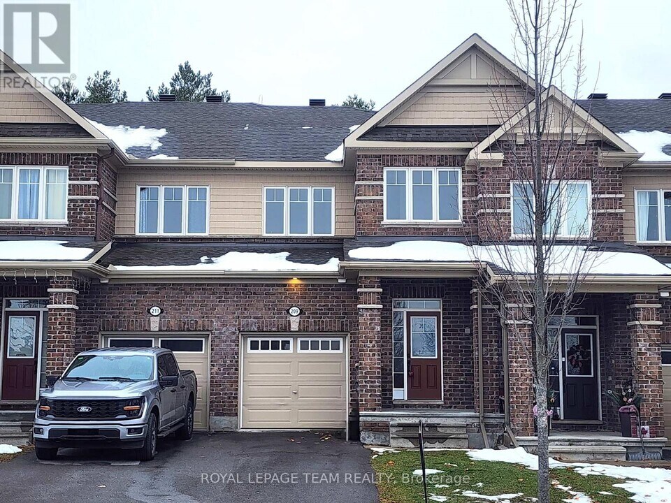 209 Hartsmere Dr in Ottawa, ON - Building Photo