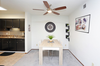 Edgemont Park Apartments in Waterloo, IA - Foto de edificio - Interior Photo