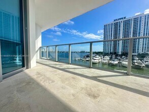 17301 Biscayne Blvd, Unit 305 in Aventura, FL - Building Photo - Building Photo