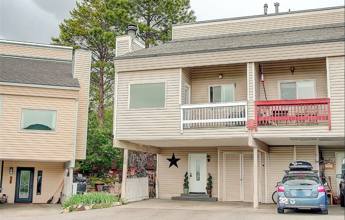 350 Old Fish Creek Falls Rd in Steamboat Springs, CO - Foto de edificio