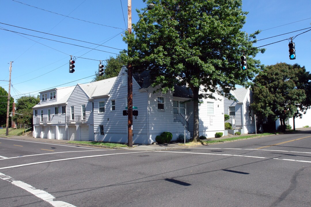 gray harbor apartments in Portland, OR - Building Photo