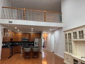 137 Pond View Dr in Port Washington, NY - Building Photo - Building Photo