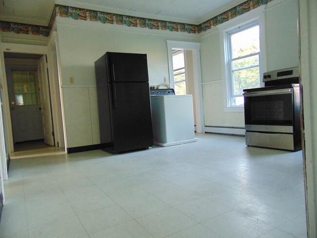 32 Douglas St, Unit Apt 2 in Worcester, MA - Building Photo - Building Photo