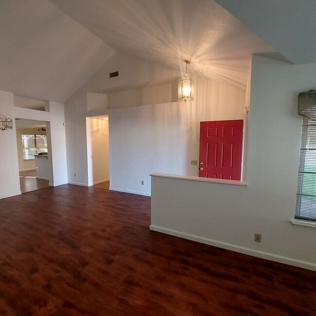 1402 Greenborough Dr in Roseville, CA - Building Photo - Building Photo