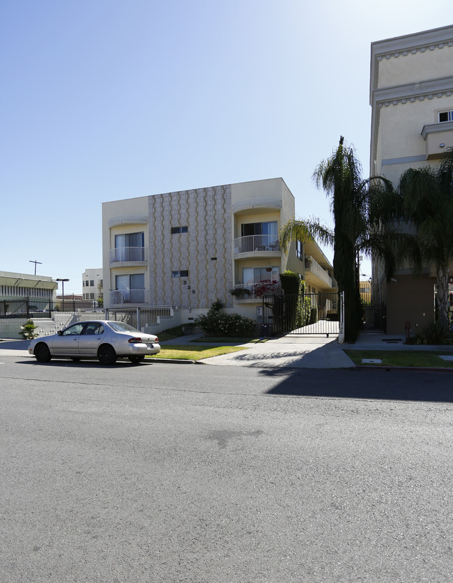 326 S Serrano Ave in Los Angeles, CA - Foto de edificio - Building Photo