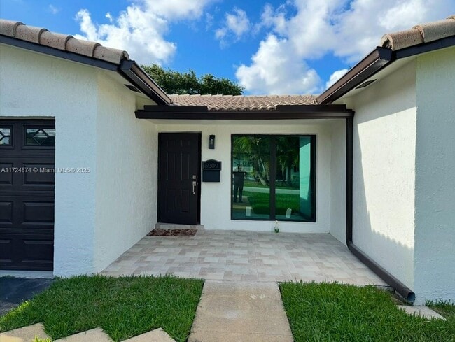 5209 Cleveland St in Hollywood, FL - Building Photo - Building Photo