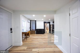 209 E Martin St, Unit Apt B in Martinsburg, WV - Foto de edificio - Building Photo