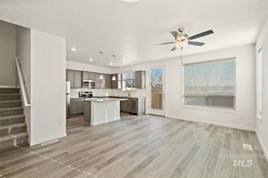 352 N Tessa Ln in Meridian, ID - Building Photo