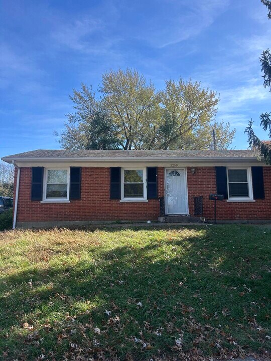 2209 Jasmine Dr in Lexington, KY - Building Photo
