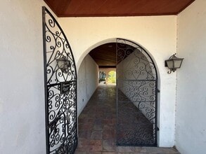 1717 Clark Blvd in Laredo, TX - Foto de edificio - Building Photo