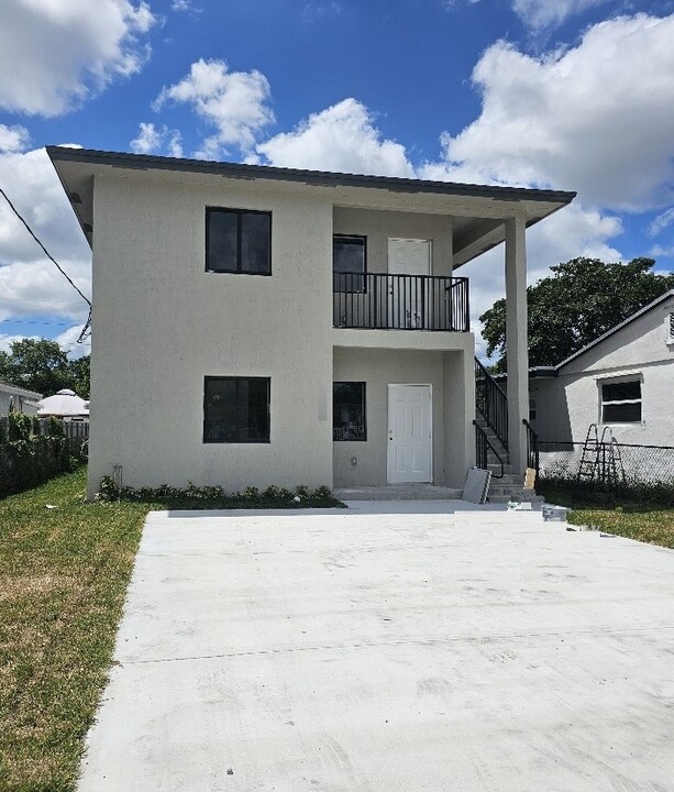 2336 NW 67th St in Miami, FL - Foto de edificio