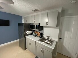12005 Misty Brook Ct, Unit Pelican Villa A1 in Tampa, FL - Building Photo